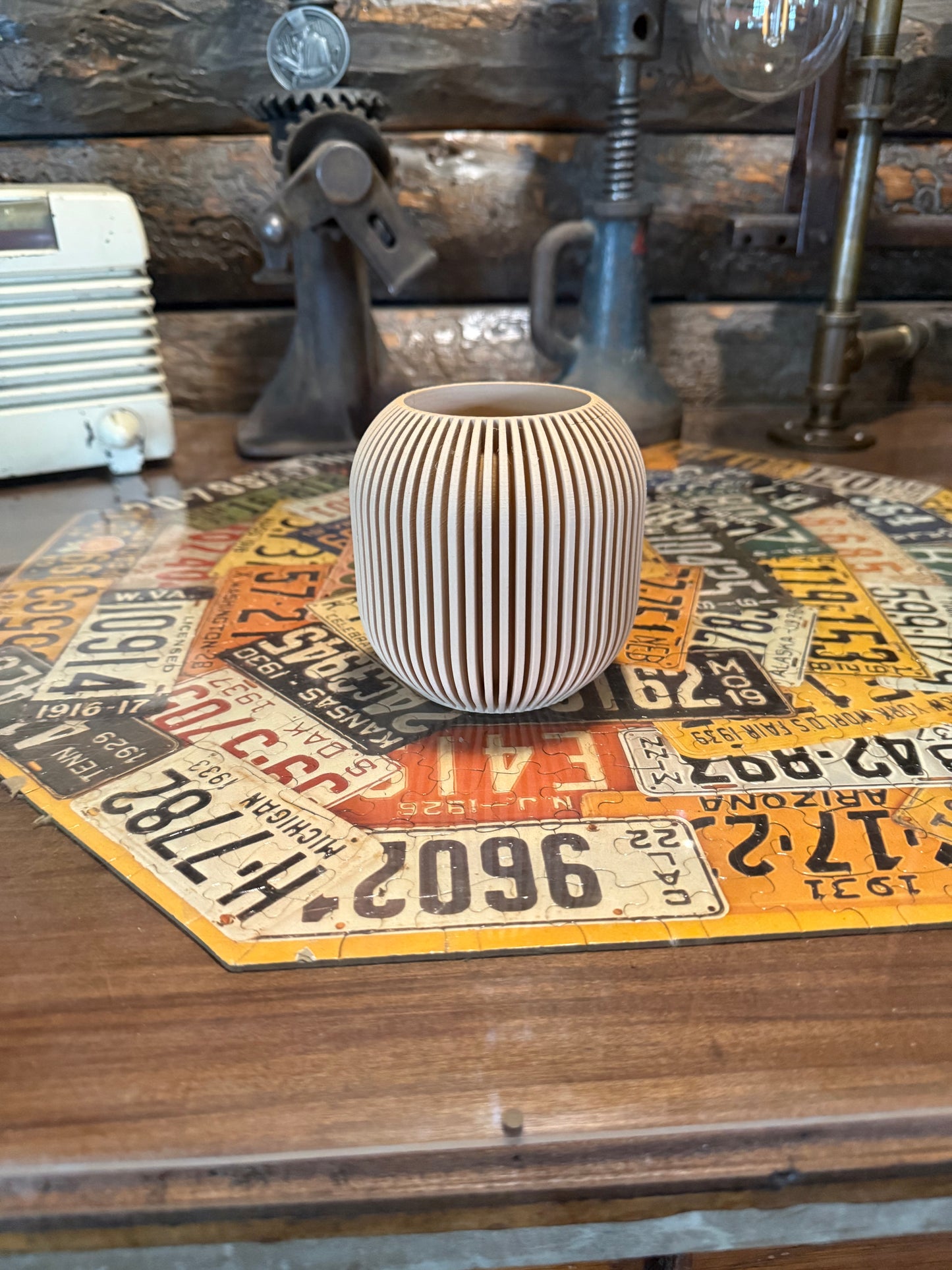 Modern 3D Printed Pen Holder – Diagonal Slotted Design, Wood Look PLA