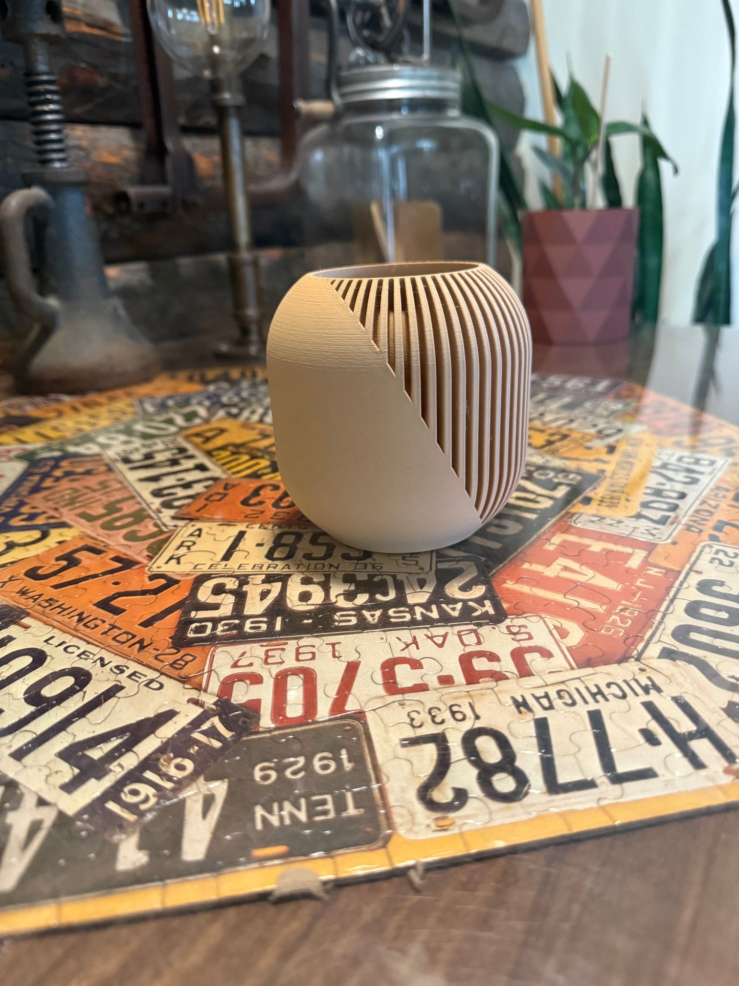 Modern 3D Printed Pen Holder – Diagonal Slotted Design, Wood Look PLA
