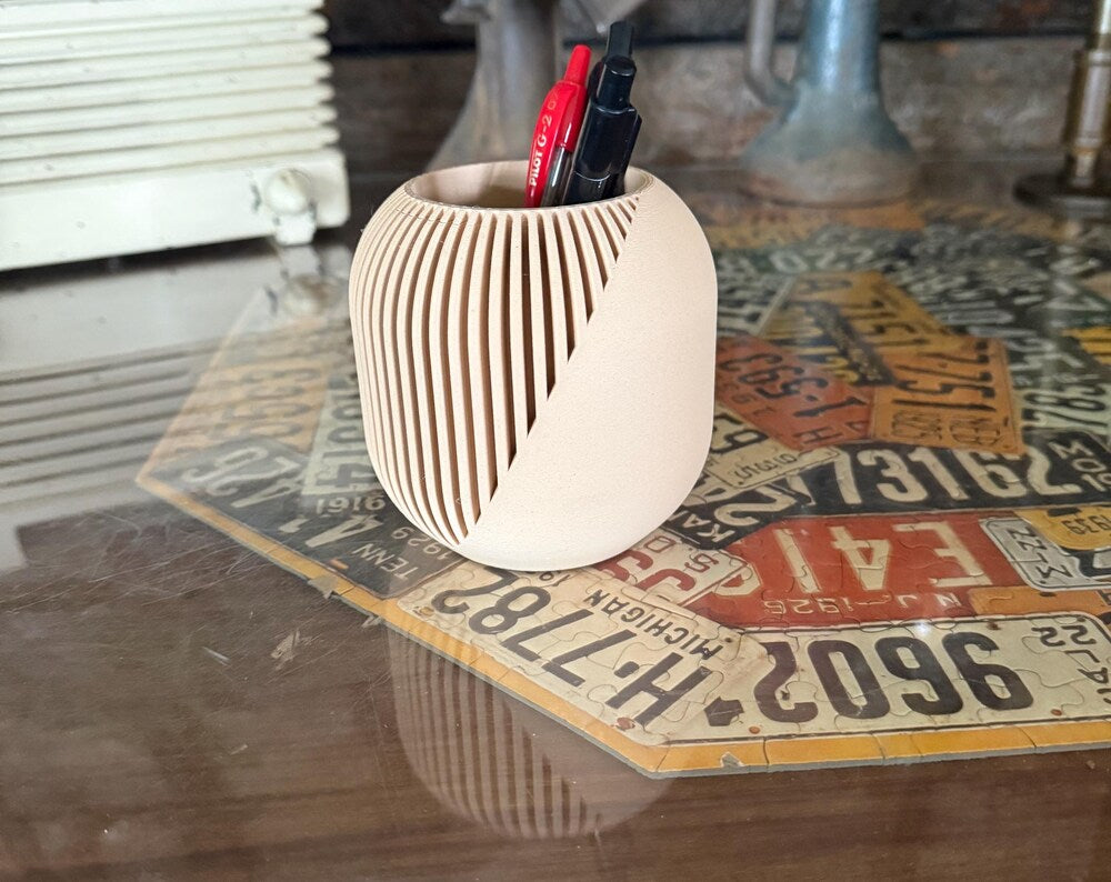 Modern 3D Printed Pen Holder – Diagonal Slotted Design, Wood Look PLA